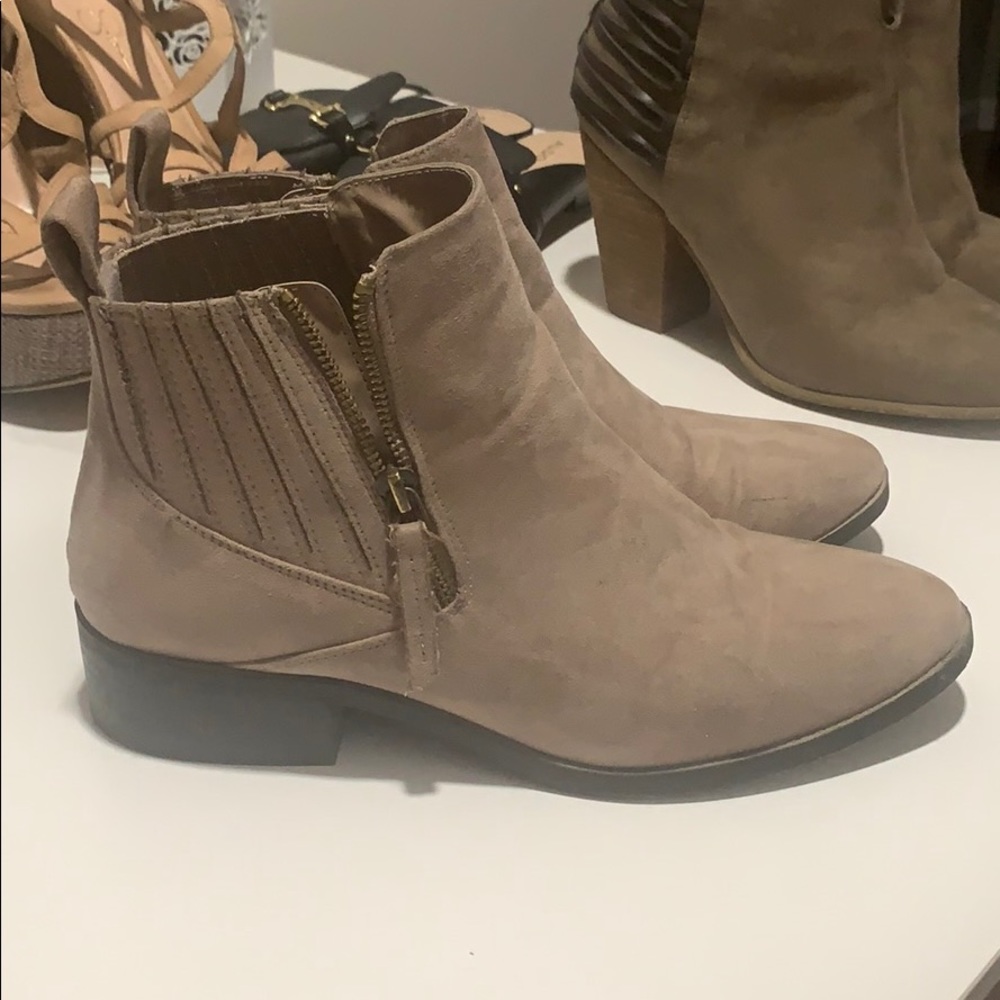 Lexi & Abbie flat tan boots